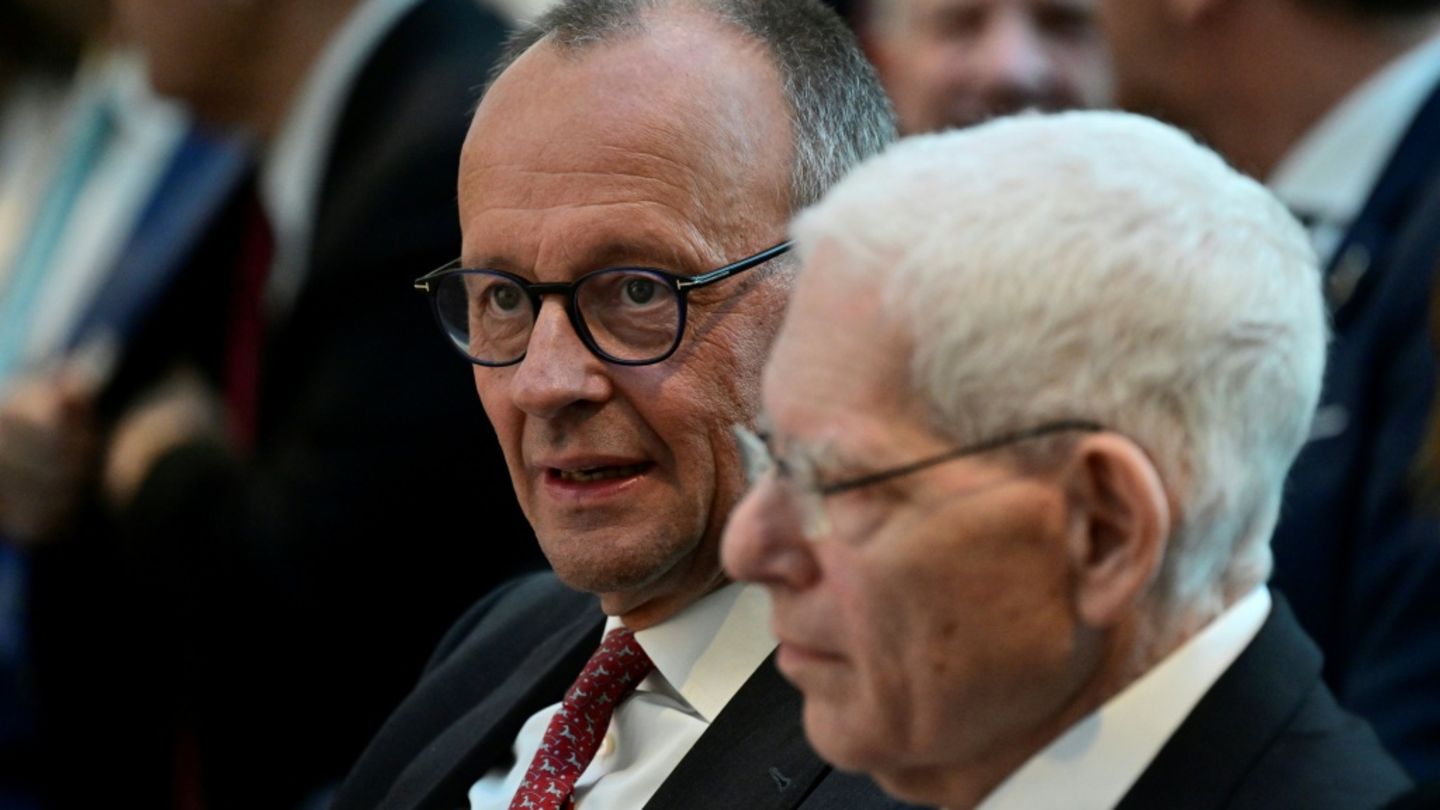 Merz (l.) mit Zentralratspräsident Schuster
