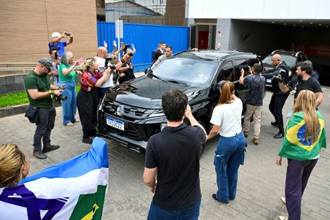 Bolsonaro beim Verlassen der Klinik in Brasília