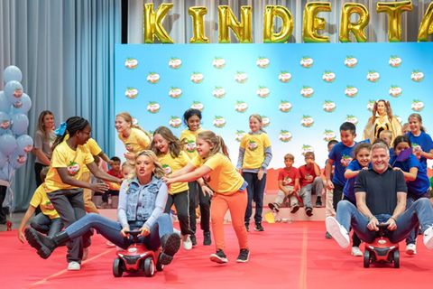 Evelyn Burdecki und Ralf Schumacher zeigen beim "Ferrero Kindertag" vollen Einsatz - und denken selbst an ihre Kindheit zurück