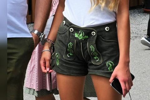 Einige Frauen tauschen das Dirndl gegen die Lederhose ein.