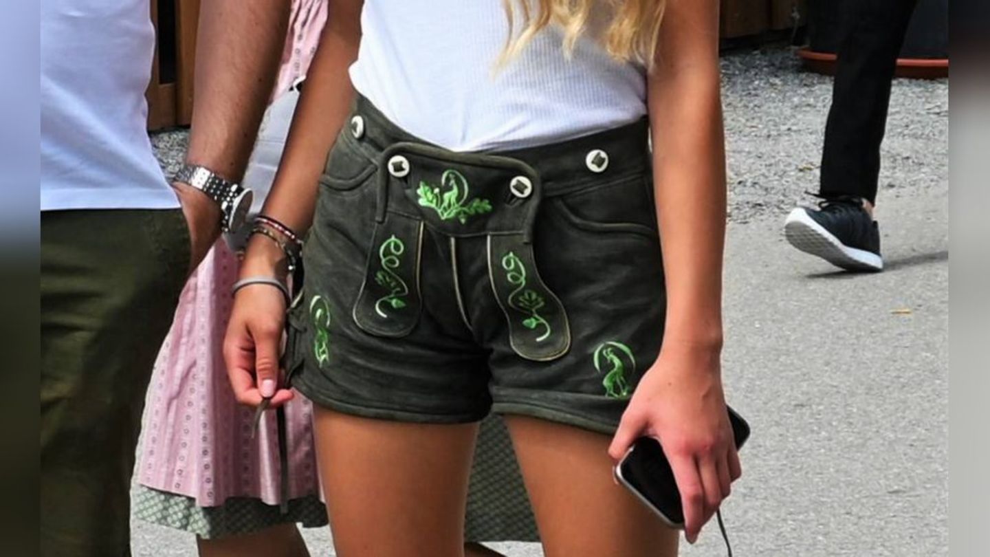 Einige Frauen tauschen das Dirndl gegen die Lederhose ein.