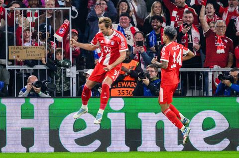 Harry Kane hebt nach seinem 3:1 ab zum Torjubel, rechts freut sich Luis Díaz. Foto: Tom Weller/dpa