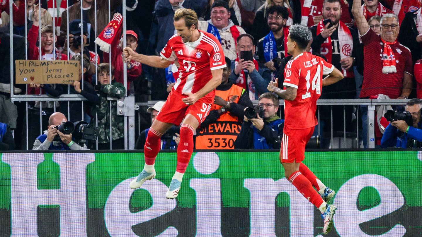 Harry Kane hebt nach seinem 3:1 ab zum Torjubel, rechts freut sich Luis Díaz. Foto: Tom Weller/dpa