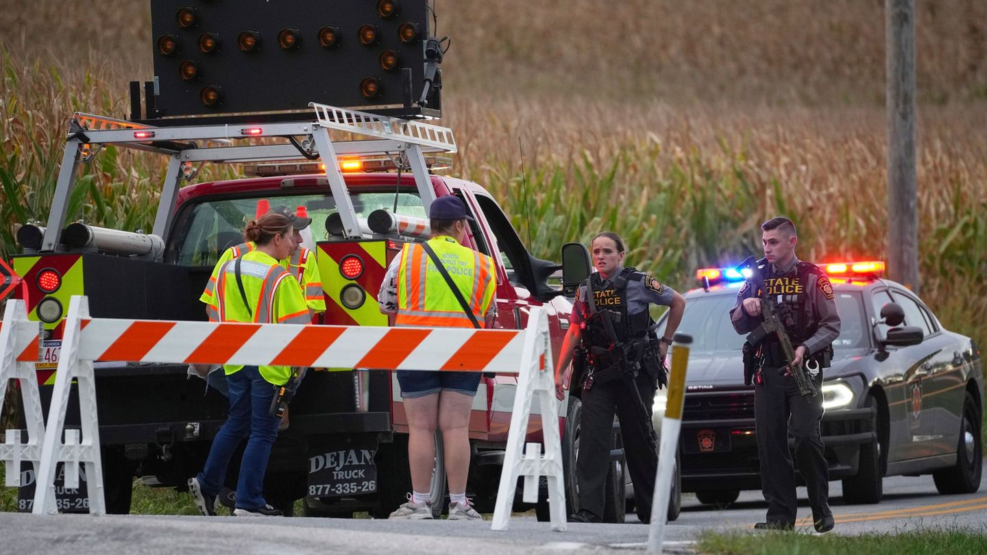 Polizei und Rettungskräfte sind nach den tödlichen Schüssen auf drei Polizisten im Einsatz. Foto: Matt Slocum/AP/dpa