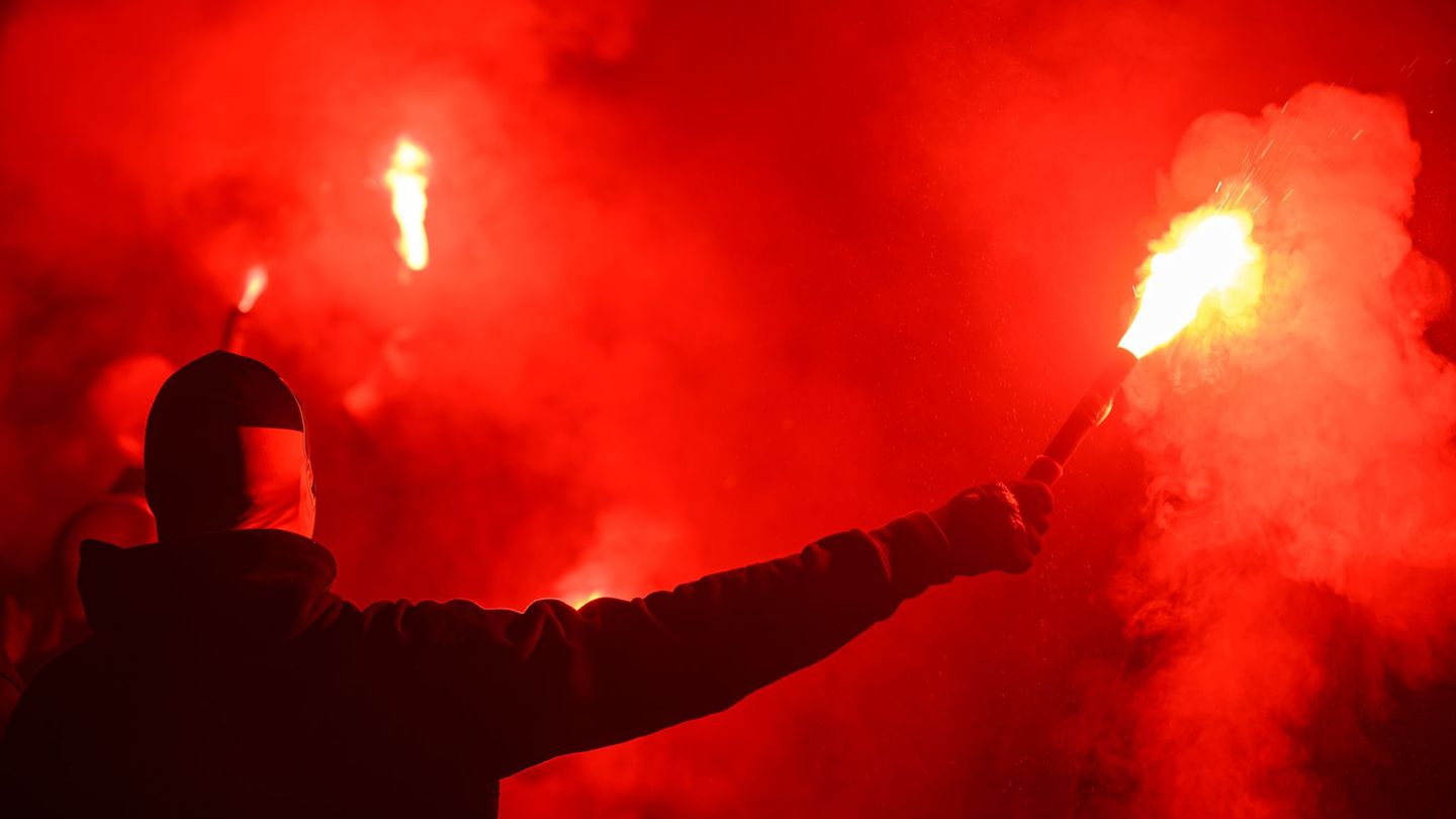 Während des Spiels und danach zündeten die Heimfans mehrfach Pyrotechnik. (Symbolbild) Foto: Robert Michael/dpa