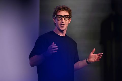 Mark Zuckerberg demonstrierte die Brille mit Display auf der hauseigenen Konferenz Meta Connect. Foto: Nic Coury/AP/dpa