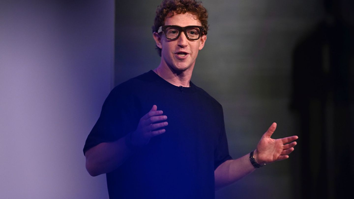 Mark Zuckerberg demonstrierte die Brille mit Display auf der hauseigenen Konferenz Meta Connect. Foto: Nic Coury/AP/dpa