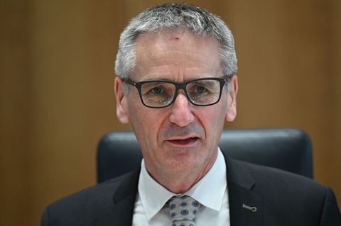 Landtagspräsident Hendrik Hering erläutert am Beispiel von Joachim Paul die Aufgabe von Wahlausschüssen. (Archivbild) Foto: Arne