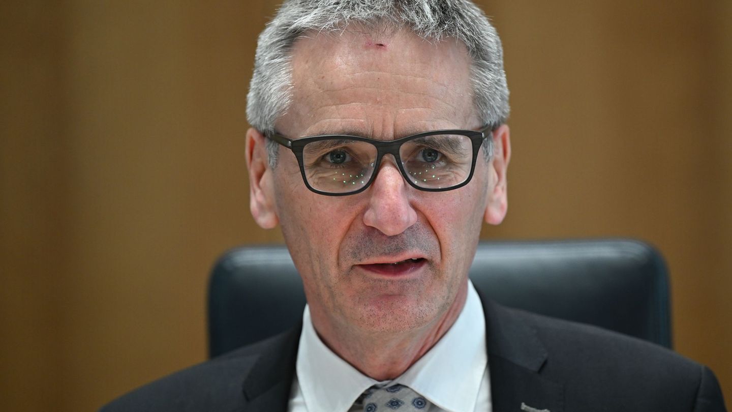 Landtagspräsident Hendrik Hering erläutert am Beispiel von Joachim Paul die Aufgabe von Wahlausschüssen. (Archivbild) Foto: Arne