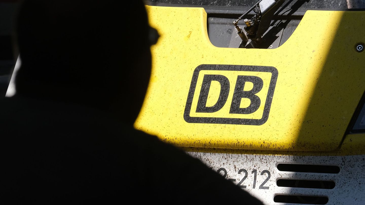 Fahrgäste müssen im Südwesten auf einigen Bahnstrecken mit Einschränkungen rechnen. (Foto-Illustration) Foto: Bernd Weißbrod/dpa