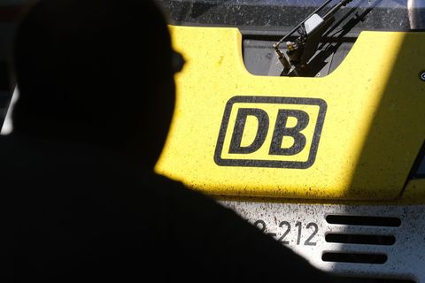 Fahrgäste müssen im Südwesten auf einigen Bahnstrecken mit Einschränkungen rechnen. (Foto-Illustration) Foto: Bernd Weißbrod/dpa