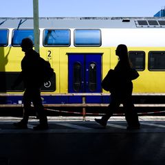 Deutschlandticket: Reisende vor einem Regionalzug