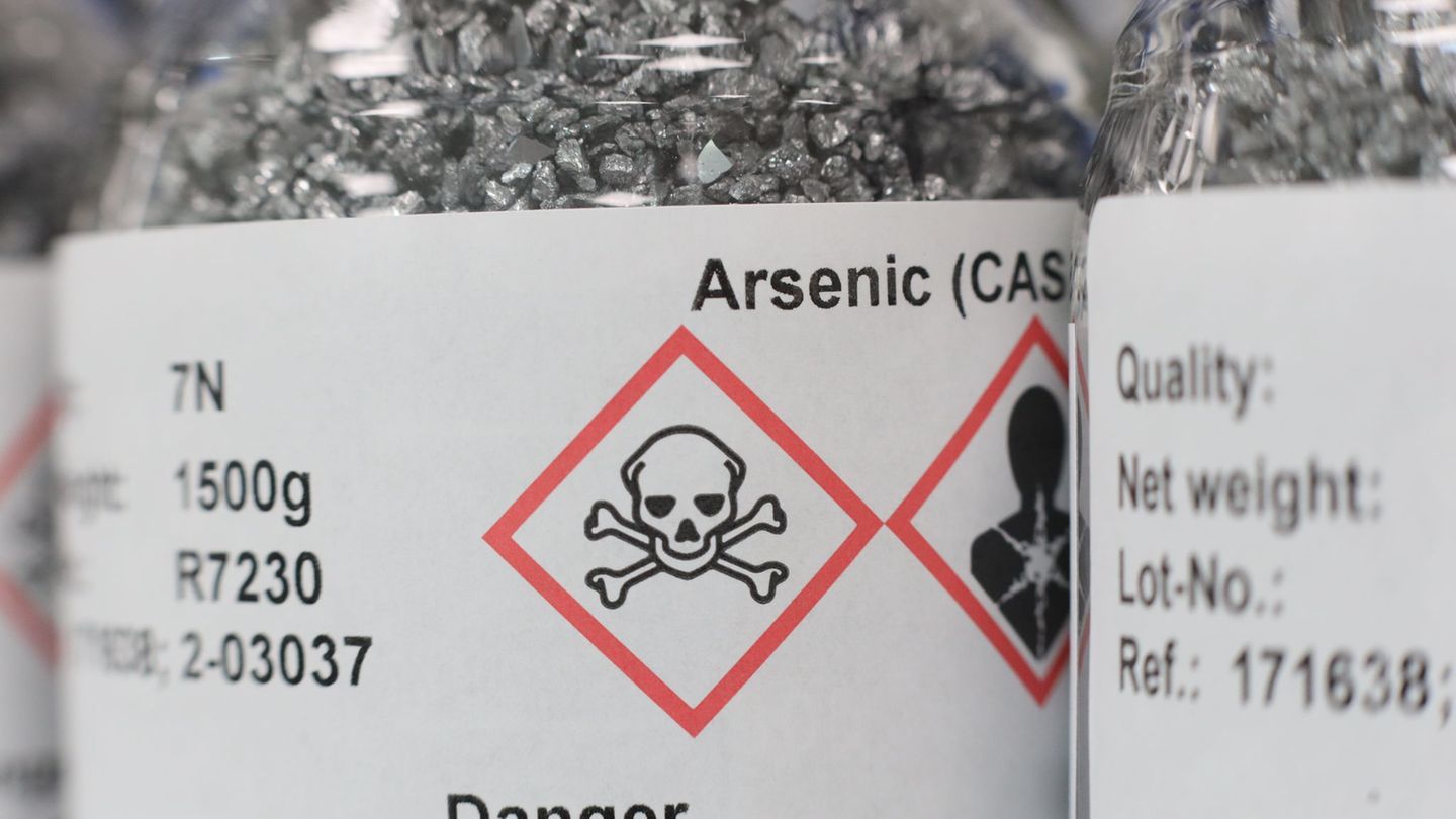 Diebe hatten vier Flaschen mit stark giftigem Arsentrichlorid aus der Firma im Harz gestohlen. (Archivbild) Foto: Matthias Bein/