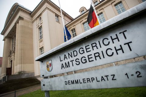 Ein Betrugsprozess um mutmaßlich untaugliche Corona-Masken vor dem Landgericht Schwerin muss neu beginnen, weil einer der Richte
