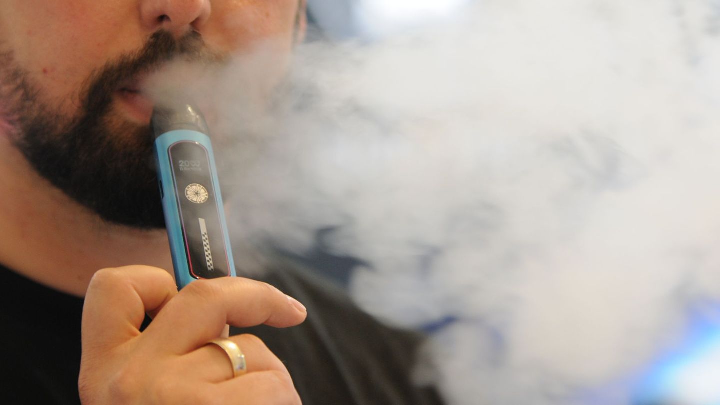 Verbrannt wird nichts in der E-Zigarette, da eine Flüssigkeit erhitzt wird und verdampft, wie an den dichten Dampfwolken der Kon