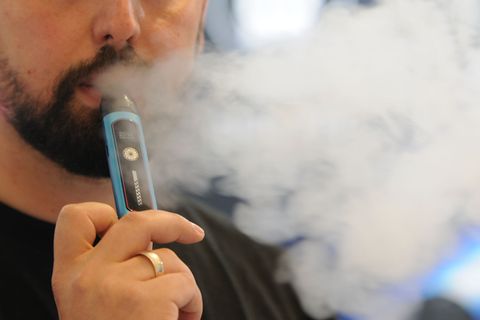 Verbrannt wird nichts in der E-Zigarette, da eine Flüssigkeit erhitzt wird und verdampft, wie an den dichten Dampfwolken der Kon