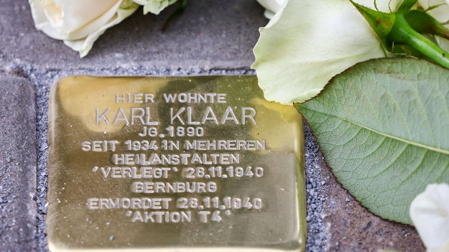 In Thüringen gibt es immer wieder Angriffe auf Stolpersteine. Sie werden etwa mit Farbe besprüht oder zerkratzt. (Archivbild) Fo