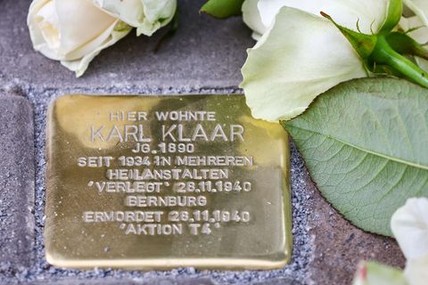 In Thüringen gibt es immer wieder Angriffe auf Stolpersteine. Sie werden etwa mit Farbe besprüht oder zerkratzt. (Archivbild) Fo