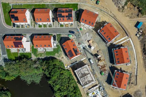 Blick von oben auf eine Siedlung mit Baustelle: Die Nachfrage nach Immobilien wächst wieder