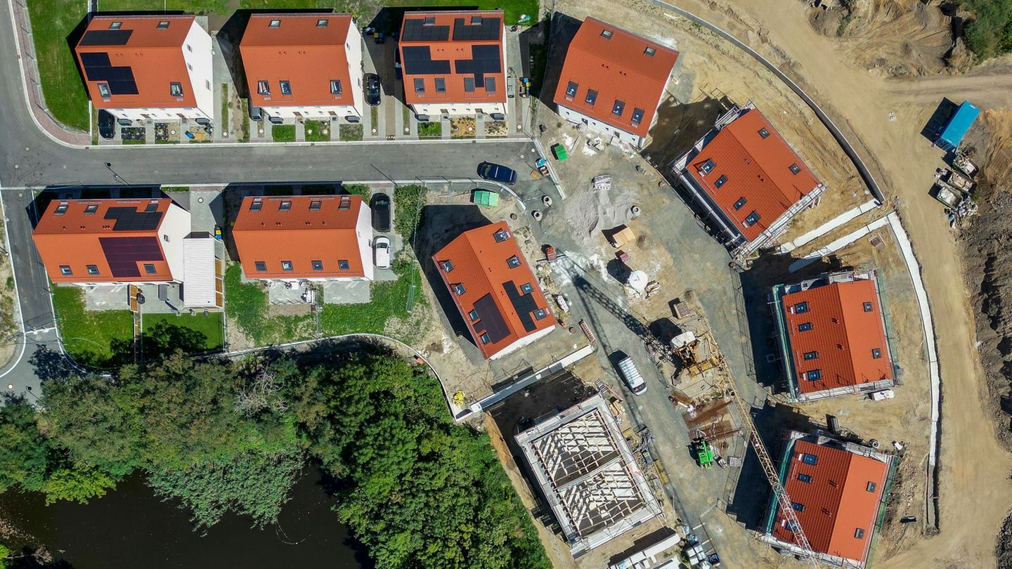 Blick von oben auf eine Siedlung mit Baustelle: Die Nachfrage nach Immobilien wächst wieder