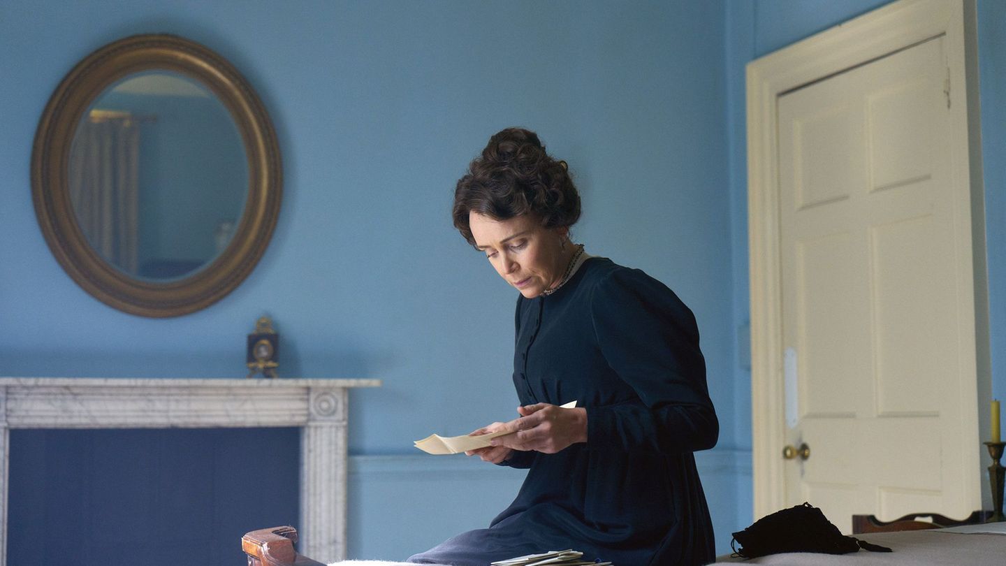 Cassandra Austen (Keeley Hawes) möchte die alten Briefe ihrer Schwester Jane vernichten. Foto: ---/ARTE France/dpa