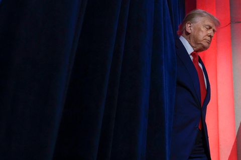 US-Präsident Donald Trump auf dem Weg zu einer Pressekonferenz