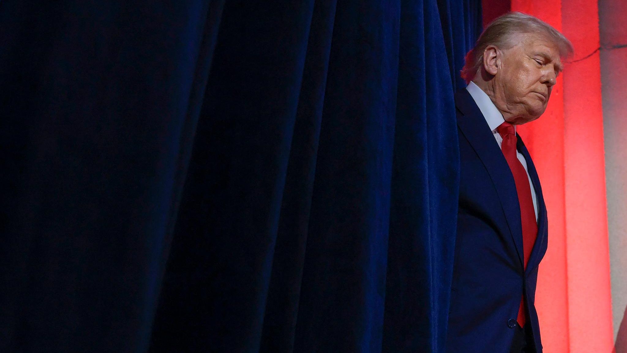 US-Präsident Donald Trump auf dem Weg zu einer Pressekonferenz
