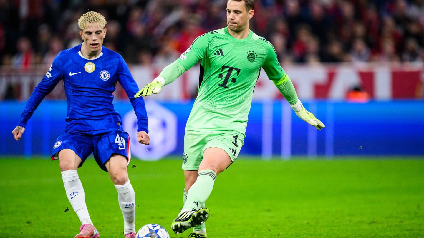 Manuel Neuer (r) in Aktion bei seinem 100. Sieg in der Champions League. Foto: Tom Weller/dpa