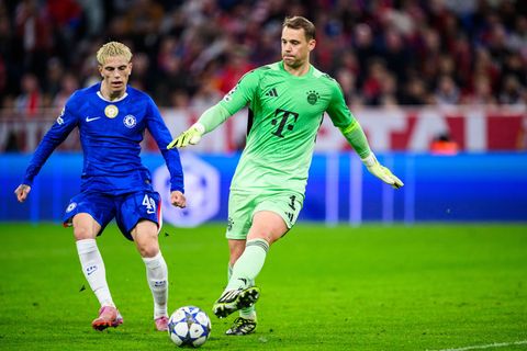 Manuel Neuer (r) in Aktion bei seinem 100. Sieg in der Champions League. Foto: Tom Weller/dpa