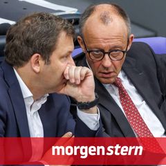 Finanzminister Lars Klingbeil und Bundeskanzler Friedrich Merz im Austausch