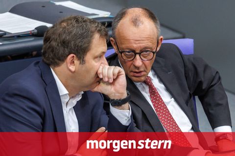 Finanzminister Lars Klingbeil und Bundeskanzler Friedrich Merz im Austausch