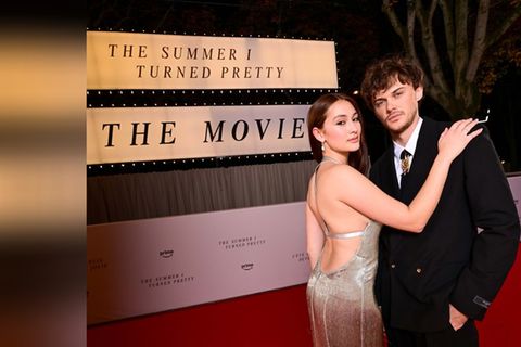 Mit diesem Foto von der Feier des Staffelfinales in Paris kündigten Lola Tung und Christopher Briney den Spielfilm zu "Der Som
