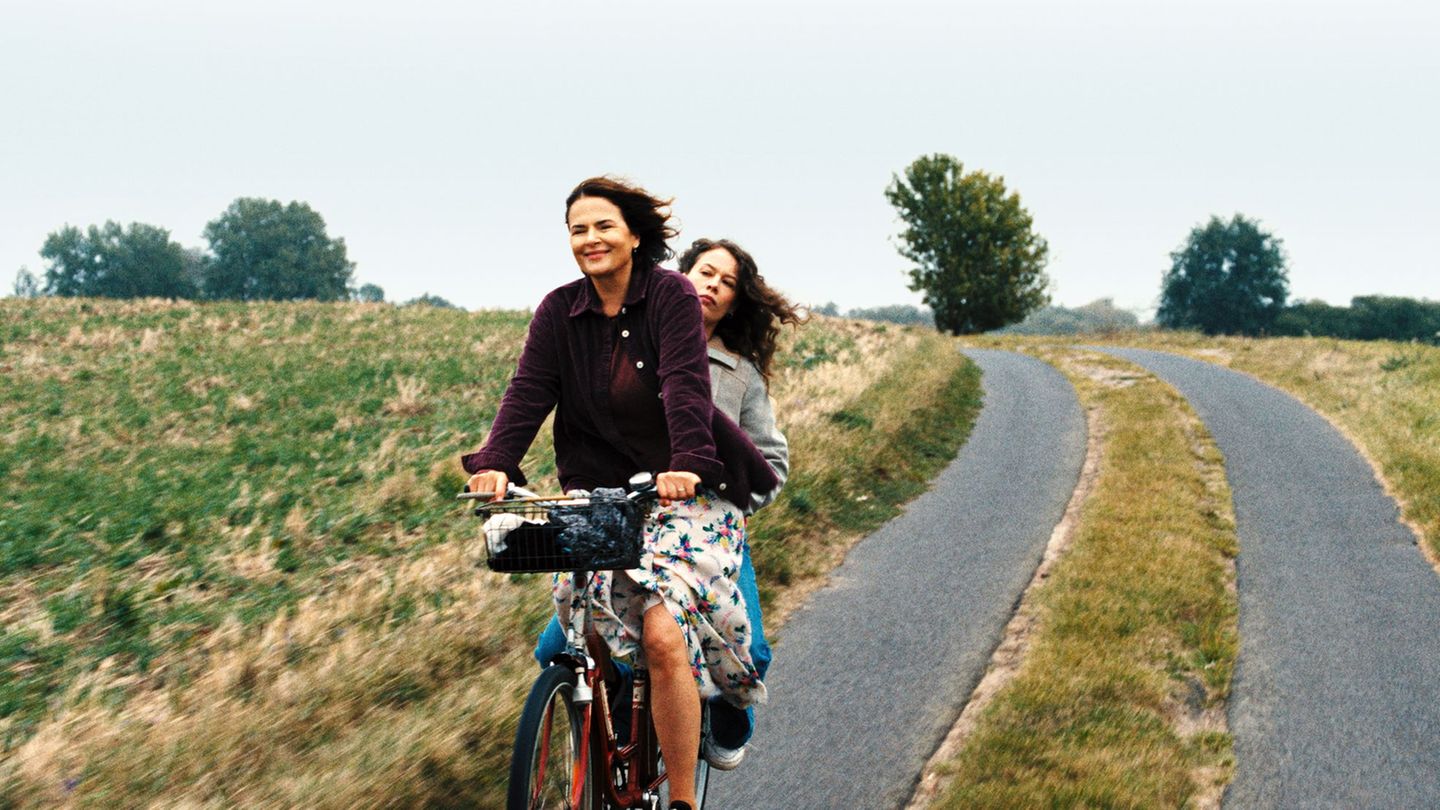 Barbara Auer und Paula Beer in einer Szene des Films "Miroirs No. 3". Foto: -/Schramm Film/dpa