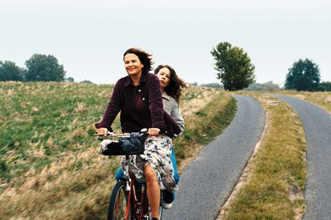 Barbara Auer und Paula Beer in einer Szene des Films "Miroirs No. 3". Foto: -/Schramm Film/dpa