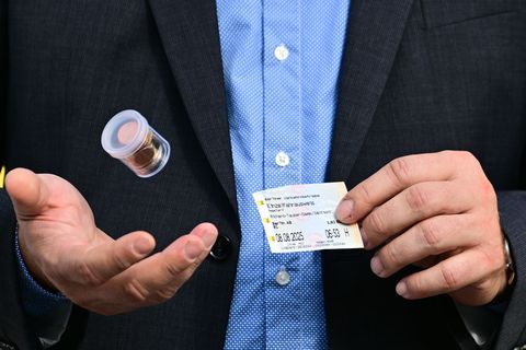 Ein ÖPNV-Einzelticket kostet in Berlin ab Januar wohl erstmals mehr als 4 Euro. (Archivbild) Foto: Sebastian Christoph Gollnow/d