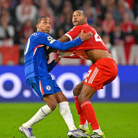 Jonathan Tah und Chelseas Angreifer João Pedro beim Champions-League-Duell