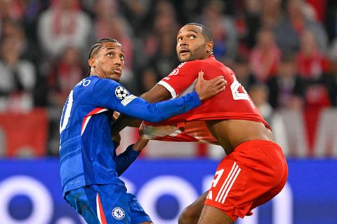 Jonathan Tah und Chelseas Angreifer João Pedro beim Champions-League-Duell