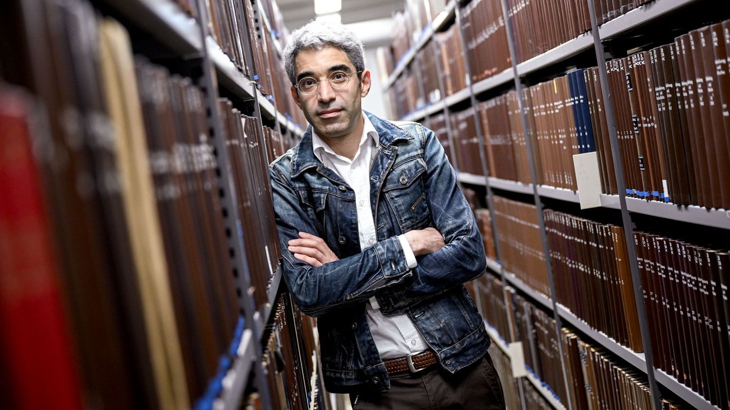 ZLB-Chef Jonas Fansa hofft, dass es für seine Bibliothek bald einen neuen Standort geben wird. (Archivbild) Foto: Britta Pederse