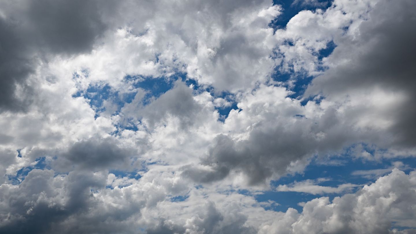Am Wochenende wird es spätsommerlich warm. (Symbolbild) Foto: Arne Dedert/dpa