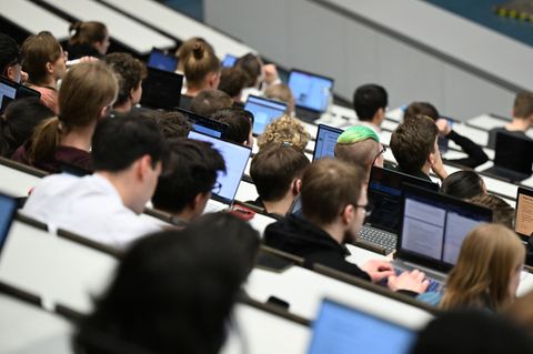Jeder zehnte Abschluss entfiel auf das Lehramt. (Archivbild) Foto: Bernd Weißbrod/dpa