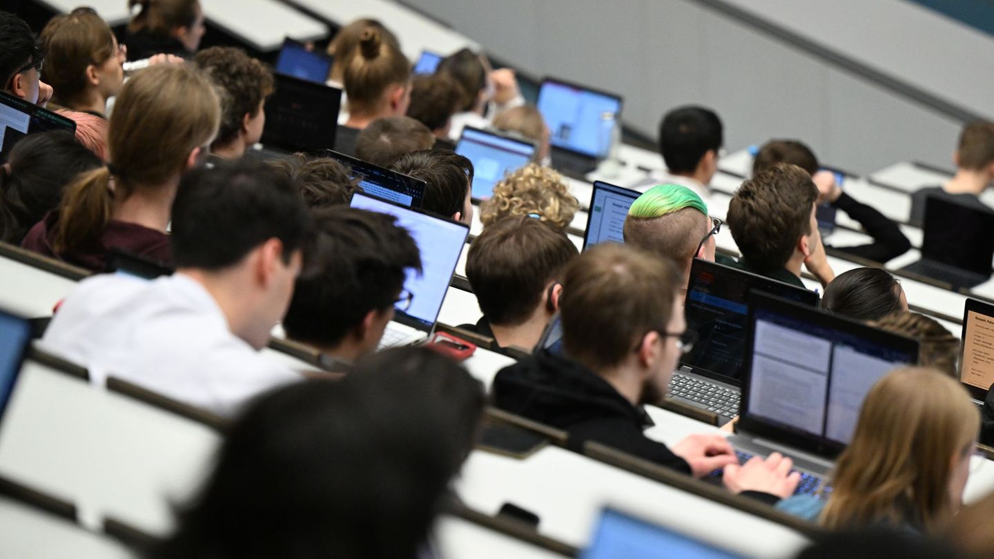 Jeder zehnte Abschluss entfiel auf das Lehramt. (Archivbild) Foto: Bernd Weißbrod/dpa