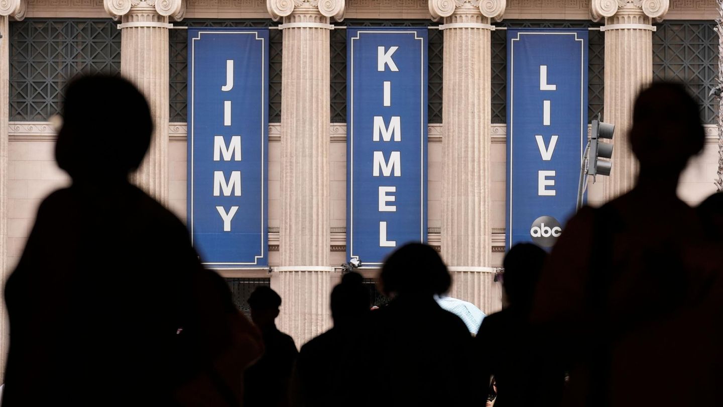 ABC stops Jimmy Kimmers Show after Trump criticism-reactions of the fans in the video