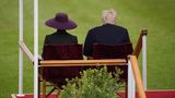 Melania Trump und Ehemann Donald von hinten auf Stühlen sitzend fotografiert