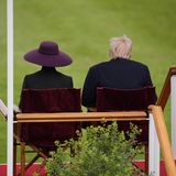 Melania Trump und Ehemann Donald von hinten auf Stühlen sitzend fotografiert