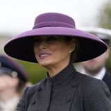 Melania Trump mit bordeauxfarbenem Hut
