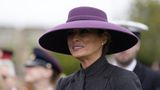 Melania Trump mit bordeauxfarbenem Hut