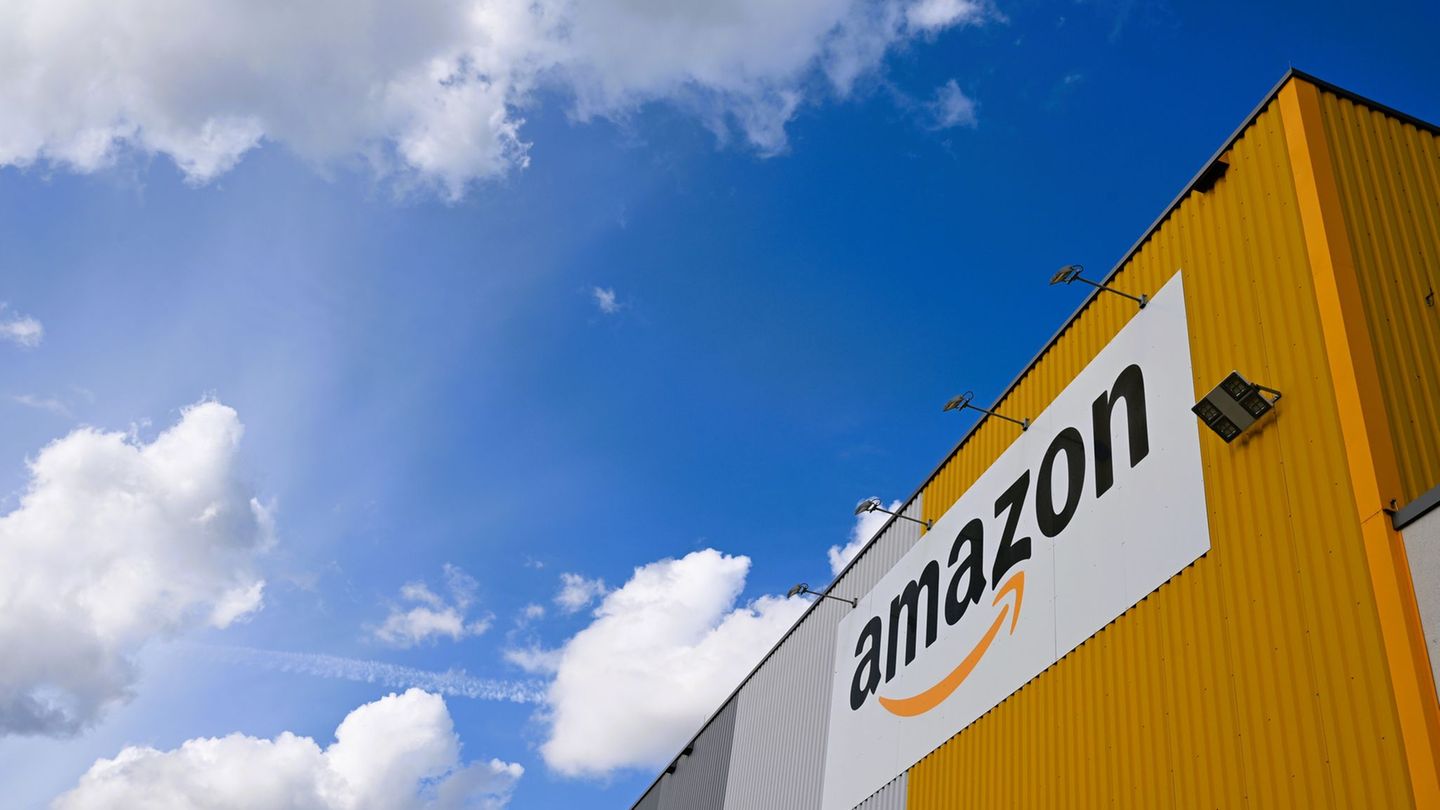 Blick auf das Dortmunder Amazon-Logistikzentrum, in dem große Mengen an Produkten lagern. Foto: Wolf von Dewitz/dpa
