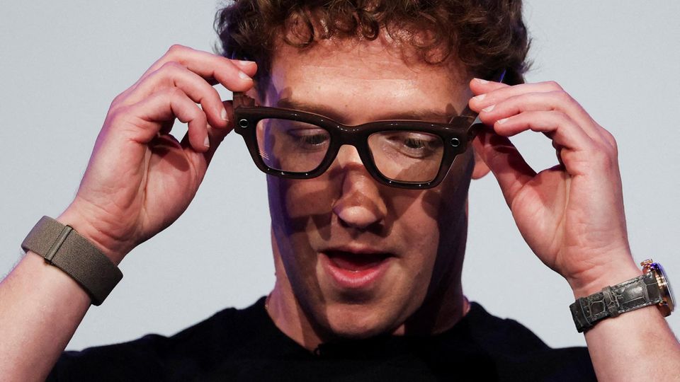 Facebook-Chef Zuckerberg setzt sich die neue Meta-Ray-Ban-Display-Brille auf
