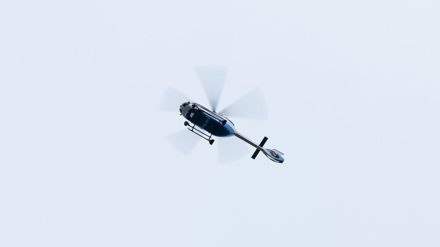 Die Polizei fahndet unter anderem mit einem Hubschrauber nach dem Verdächtigen. (Symbolbild) Foto: Silas Stein/dpa