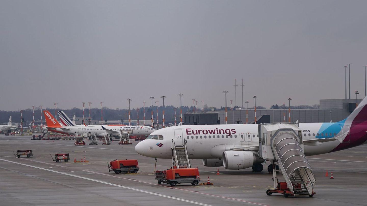 Am Airport Hamburg kann es wegen eines Kerosin-Lieferengpasses zu Verspätungen und Flugausfällen kommen. (Archivbild) Foto: Marc